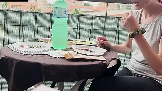 Лара ест мясо, затем трахается с минетом и кримпаем на диване