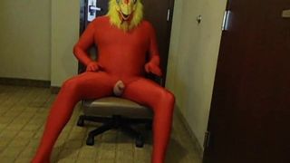 Costume da pollo spennato e masturbato
