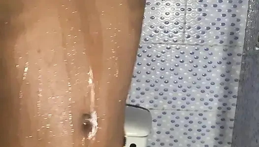 Cewek ebony panas sendirian di kamar mandi