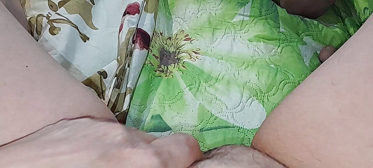 继母和继女在对方面前自慰