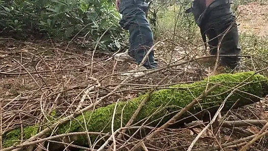 Echte amateur-milf-ehefrau im wald.