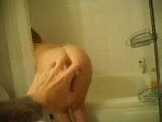 Esposa sexy se preparando para tomar banho