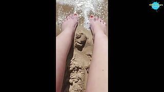 Buceta mindinho com areia entre os dedos do pé