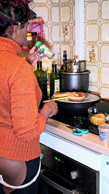 Detik menakjubkan dari "punggung terdedah di dapur"