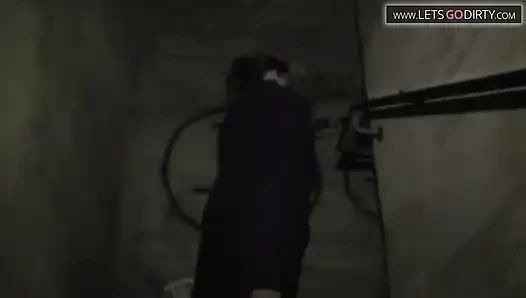 Сексуальная девушка с маленькими сиськами связана, пока обнаженная