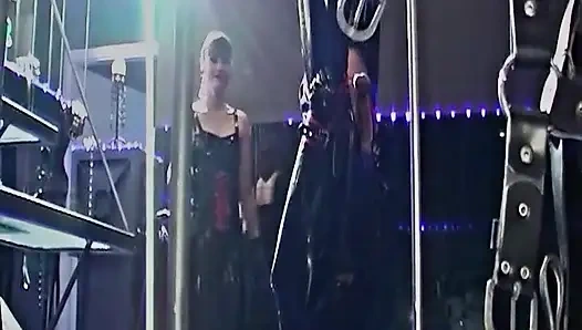 Неприятная холодная вода для резинового рабов