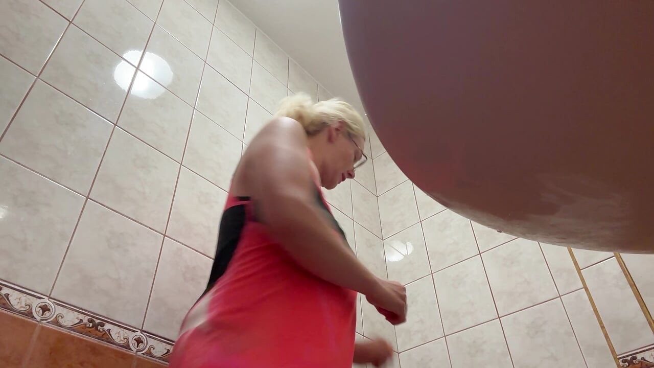 Snažno pišanje, eksplozivno prskanje i drhtavi orgazam stojeći
