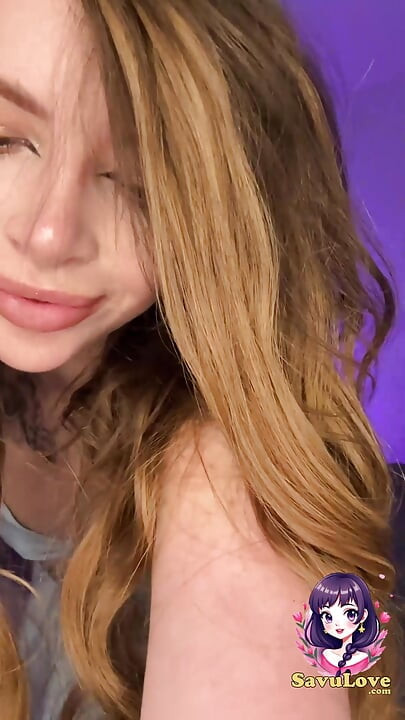 Salyası akan Adrianna Savu şaplak atıyor ve devasa bir sahte penisle sikişirken vücutları sırtına giriyor.