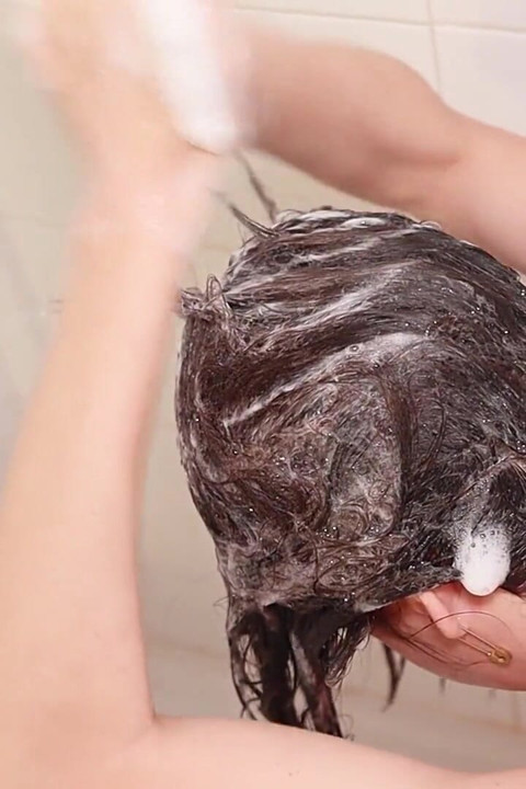 Haarwassen, conditioner en veel schuim met leren broek