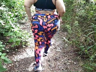 Seksowny spacer z pulchną dziewczyną w lesie