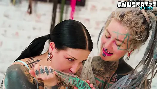 Ateşli alternatif kızlar oyun zamanına yumruk sokuyor - büyük esneme ve orgazm