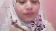 Melly мастурбирует в душе - индонезийская мусульманская девушка (цветок)