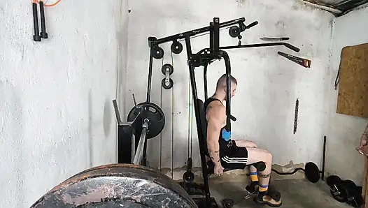 Spor salonunun içindeki büyük popo