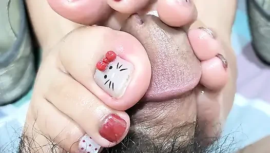 Acoletteyyy'nin dollshoes'tan taze bared ayakları yarak kafasını o kadar gıdıklıyor ki boşalmasından sonra onu sertçe boşalttı