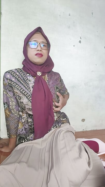Big Boobies Hijab Shemale Mitha Dildoing Her Asshole