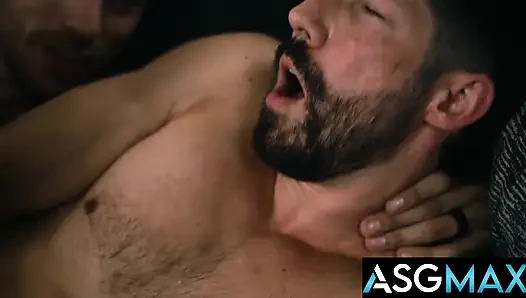 Yıkıcı filmler - papaz karısını sikerken yakalandıktan sonra asker Carter Woods'a götünü veriyor