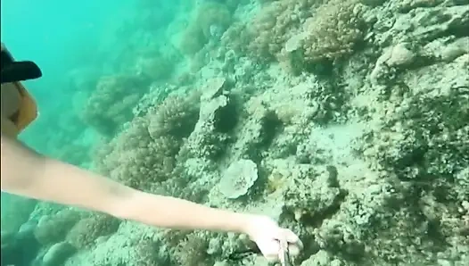 Шлюшка с маской и трубкой: тугое бикини, дайв-маска и ласки под водой финкой