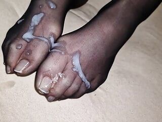 Wytrysk na francuskich czarnych nylonowych stopach