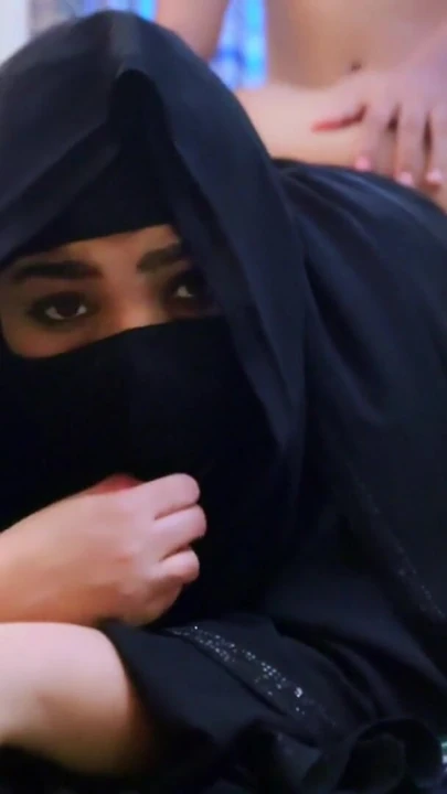 khadimat saeudiat muslimat tumaris aljins mae mudiriha fi aleamal eindama kanat mukhtiatan fi aleamal | Clip 1