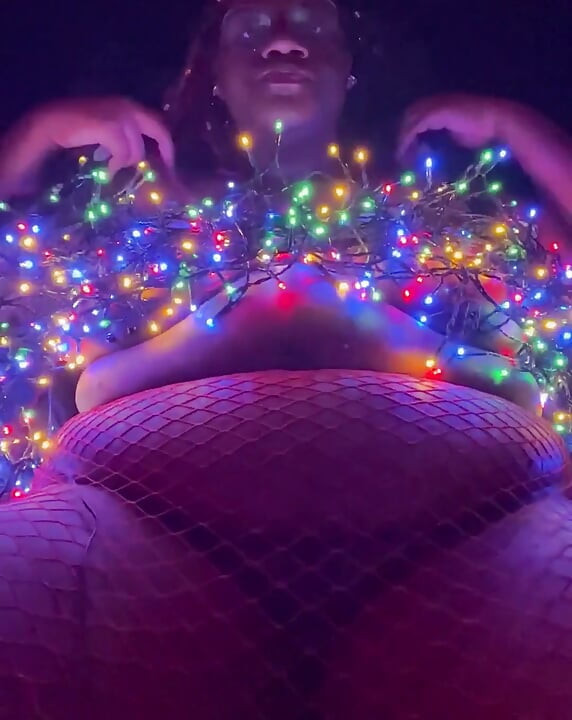 Ebenholz-bBW masturbiert weihnachtsedition
