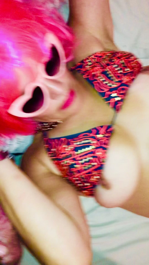 Pink paryk rum-sutning