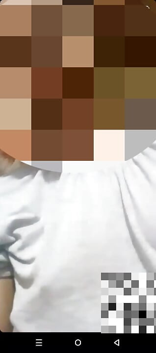 Görüntülü görüşmede büyük doğal göğüslerini gösteriyor