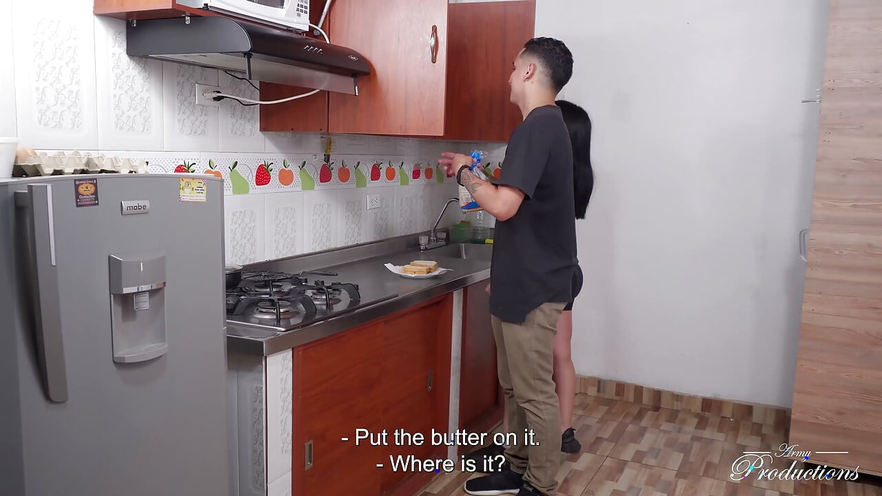 穿着紧身运动服的骚骚少女在厨房台面上挑逗并操干健壮猛男