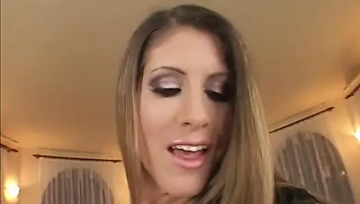 Sarı sutyenli bronz sarışın üçlü grup sekste kanepede götten sikiliyor