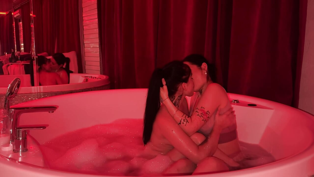 Compilación caliente de orgasmos y besos de dos morenas ardientes