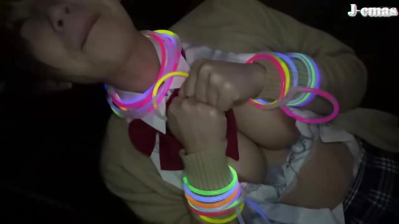 Une beauté audacieuse embrasse le plein air et laisse une trace chaude là où déborde la passion. [2e moitié] - B