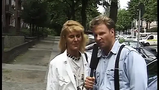 Blonde milf gibt ein interview