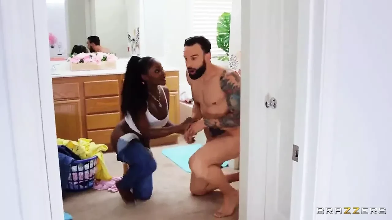 Brazzers - licik milf toket besar di kamar mandi