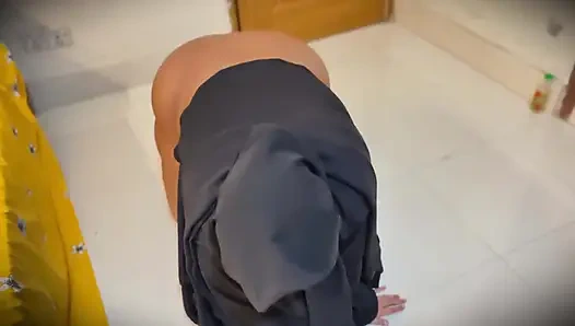 Горячая горничная показывает свою большую задницу публично, чтобы получить анальный трах от босса в офисе!