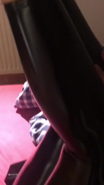 Památný okamžik z "Fetiš výstřiky na moji manželku"