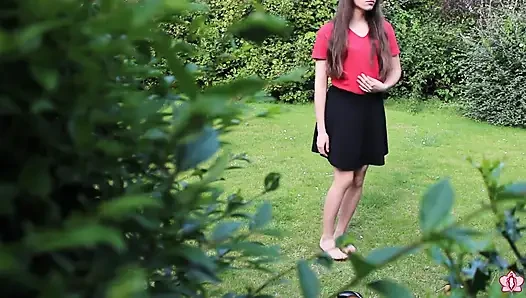 Köle Mila açık havada çürük sopalı poposuyla oynuyor
