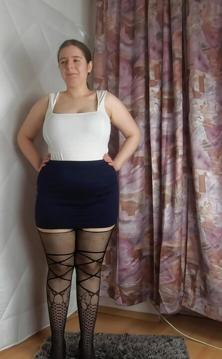 Minirock, absätze und netzstrümpfe