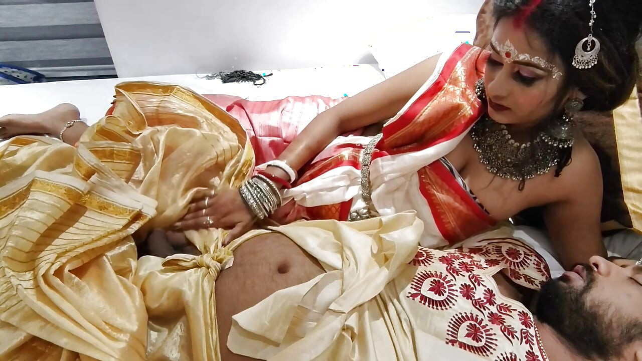 Akele me dekh kar Bhabhi ji jabbar ko dasti room me pel diya
