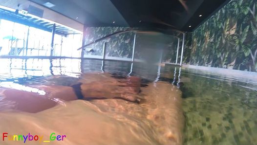Impressionante punheta subaquática em uma piscina térmica pública real. Infelizmente eu quase fui pego.