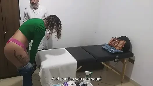 Dokter asli memeriksa anus dan payudara pasien.