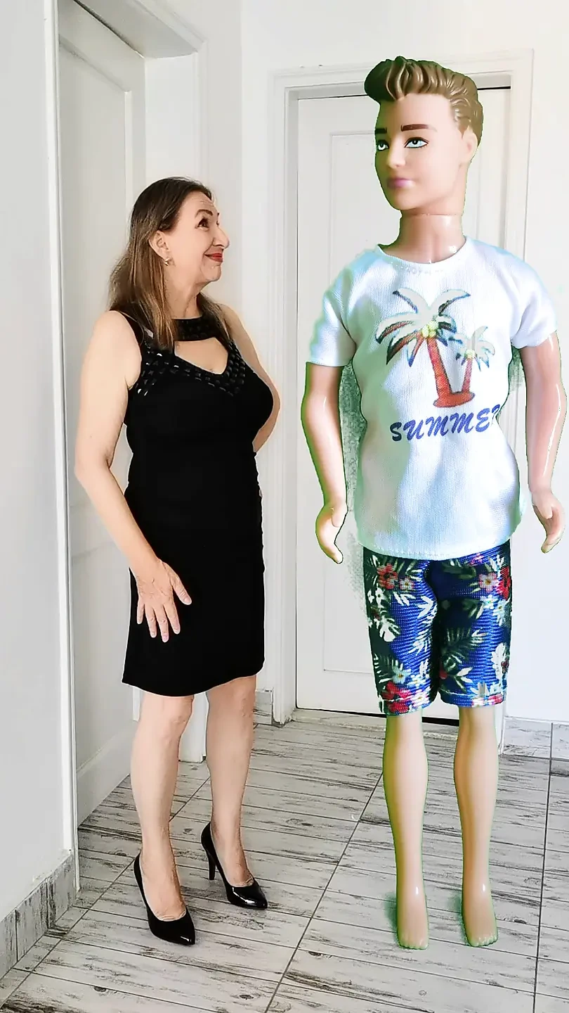 Giantess 奶奶和你一起玩