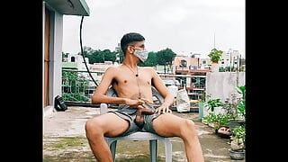 Un garçon gay indien sexy se caresse une bite poilue