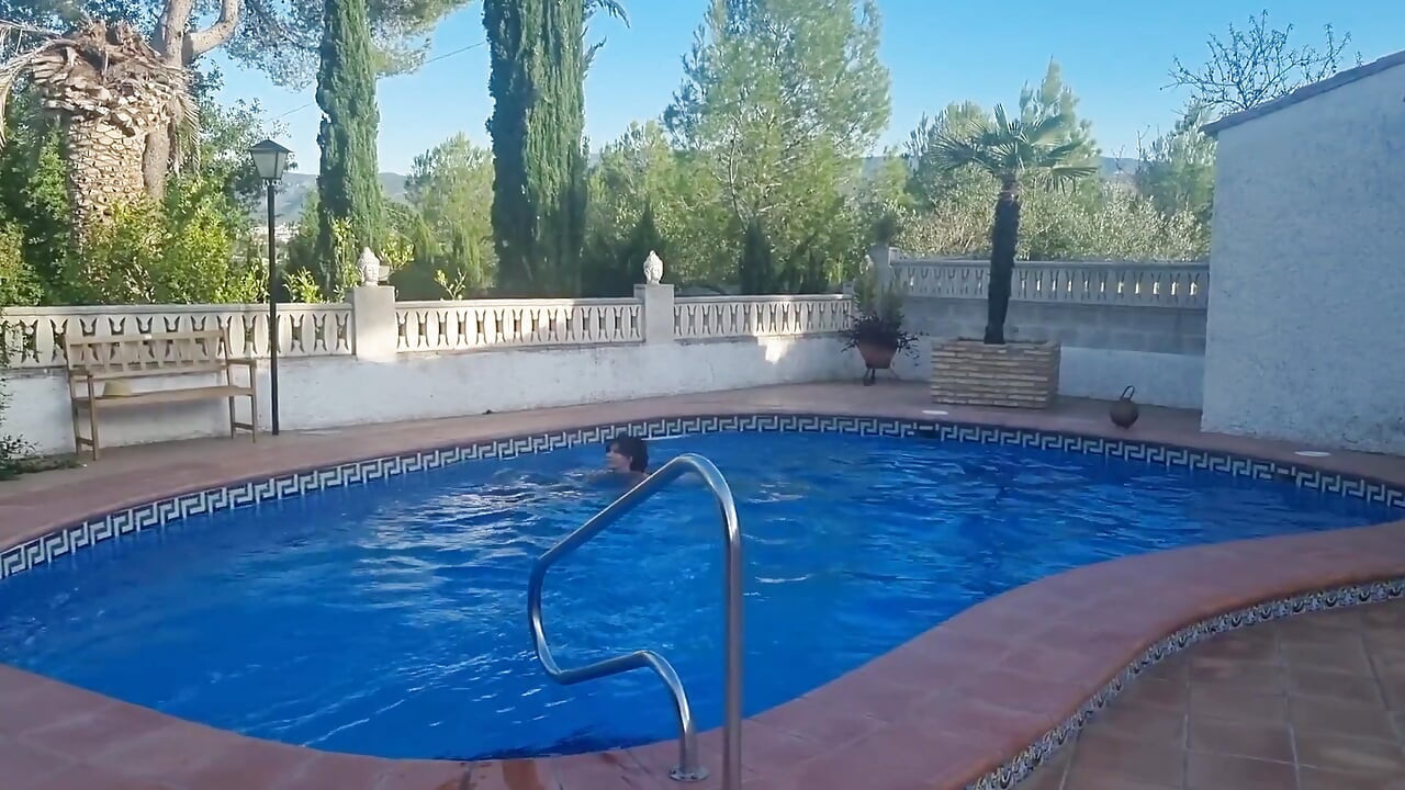 Ficando molhado na piscina