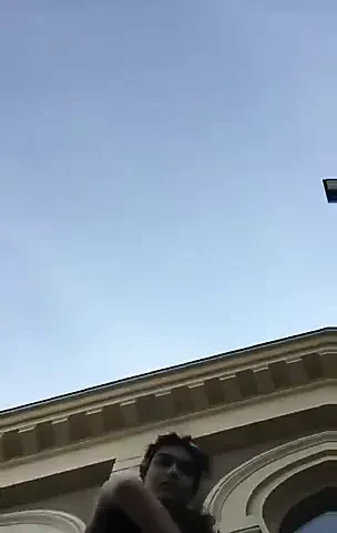 女孩在公共场合裸体