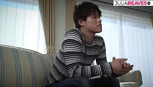 Горячая девушка стонет, когда ее волосатую киску трахает огромный член