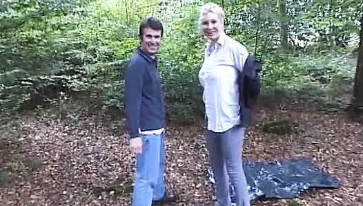 Güzel sarışın Fransız bebek parkta yarağa biniyor