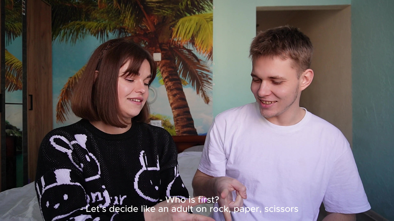 流行的在线游戏在视频博客期间变成继兄弟和继妹之间的性爱