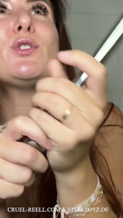 Cruel Reell тества тънката стоманена пръчка - простатен масаж със Steeltoyz | Клип 1