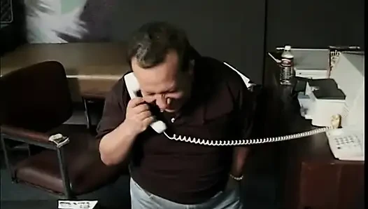 Randy sürtük beyaz naylon çorap giyerken şişman bir cücenin amını sikiyor