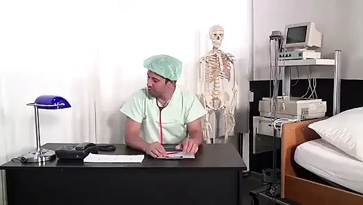 Контроль киски в больнице... Трах киски в тройничке