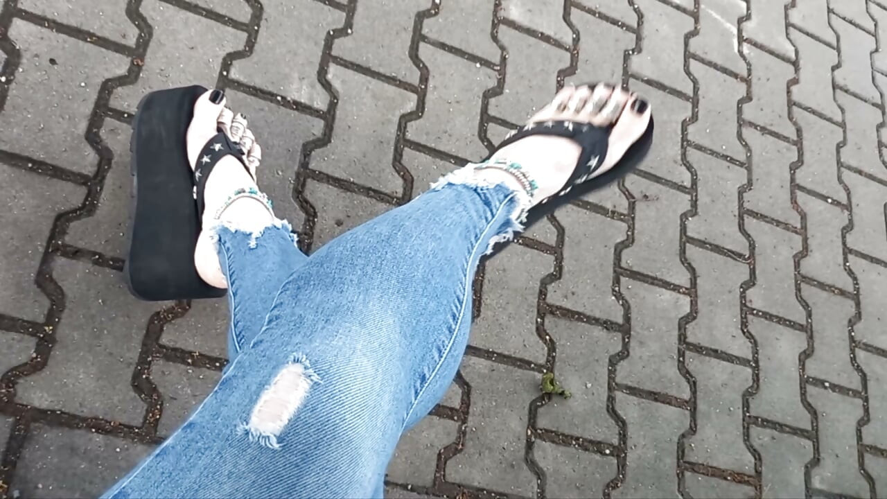 Sexy feet in black platforms, toe rings & anklets + ripped jeans